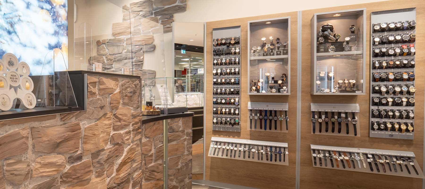 Blick in die Abteilung der Uhren im GOLDSTAR Fachgeschäft