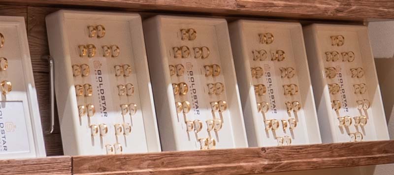 Trauringe im Aussteller im Ladengeschäft von GOLDSTAR